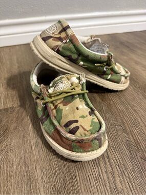 Hey Dude Kids mossy oak Camo Green and Brown kids size 13
